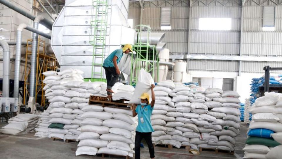 topic-11-amru-rice-processing-factory-at-tropaing-por-villagekokroka-communepor-senchey-districe_26_06_2015heng-chivoan-4-77lmqe8ofjzq3sdkihj3q0mfodihjawc6ywm67b6wxs
